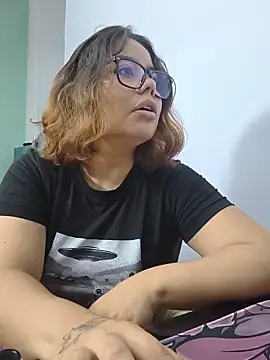 Snapshot of saenz_eymi chatting on June 1, 2026, 6:20 pm saenz eymi online show from June 1, 2026, 6:20 pm