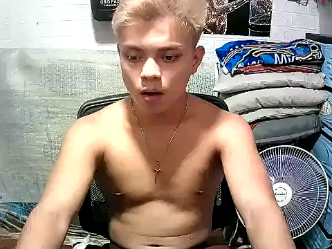 Snapshot of Pinoy_slutcummer69 chatting on June 3, 2026, 8:17 am Pinoy slutcummer69 online show from June 3, 2026, 8:17 am
