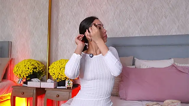 Sofy Bradd online show from November 3, 2025, 7:53 am