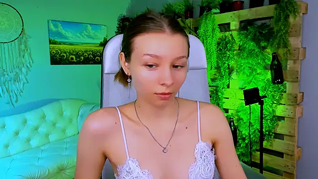 JulieDaniel online show from November 25, 2025, 8:25 am