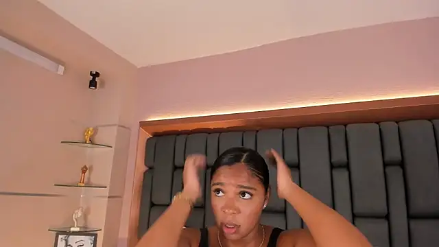 LisaMendez online show from October 5, 2025, 4:00 am