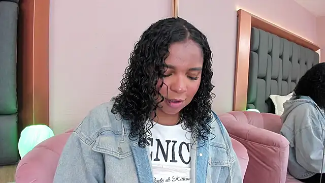 LisaMendez online show from November 11, 2025, 4:01 am