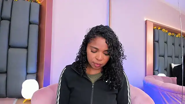 LisaMendez online show from November 19, 2025, 1:05 am