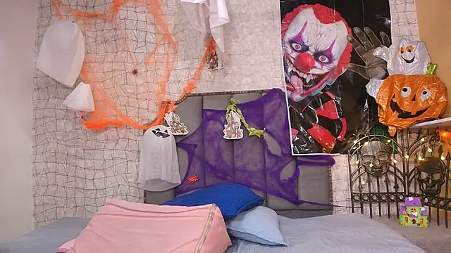 chloe leroy  online show from November 4, 2025, 11:53 am