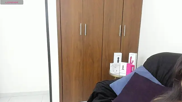 Snapshot of kiraGeiner chatting on December 3, 2025, 2:19 am kiraGeiner online show from December 3, 2025, 2:19 am