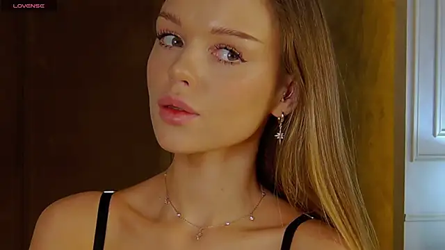 MarilynNova online show from November 6, 2025, 4:24 am