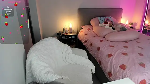 jjulietterose online show from October 18, 2025, 5:35 pm