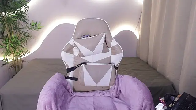 Emma and Issac online show from November 27, 2025, 4:14 am