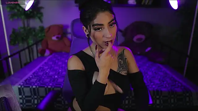 Emma and Issac online show from December 22, 2025, 4:53 am