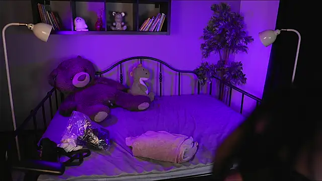 Emma and Issac online show from March 8, 2026, 2:04 am