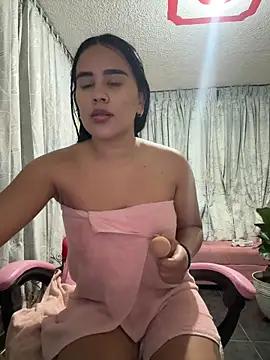Snapshot of laure_torres chatting on October 1, 2025, 11:00 pm laure torres online show from October 1, 2025, 11:00 pm