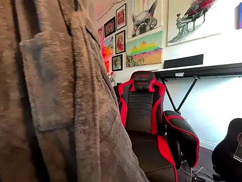 Snapshot of Pupscritch chatting on January 7, 2026, 6:43 pm Pupscritch online show from January 7, 2026, 6:43 pm