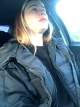 Reina Cummings online show from September 28, 2025, 4:40 am