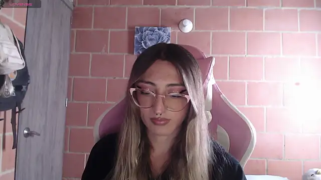 Snapshot of Andrea_camilaaa chatting on February 3, 2026, 2:22 pm Andrea camilaaa online show from February 3, 2026, 2:22 pm