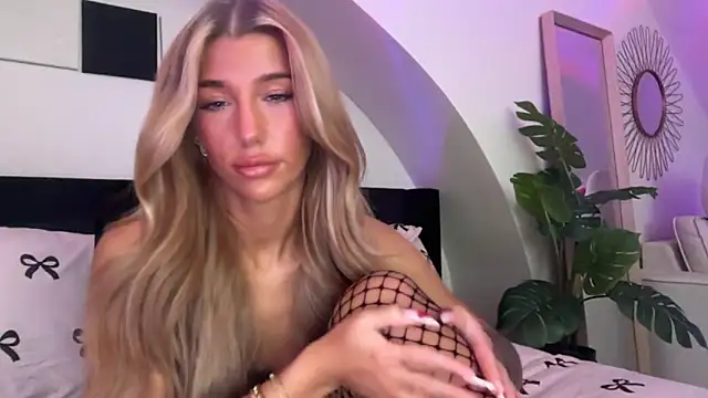 KENNIEXROSE online show from February 16, 2026, 11:01 pm