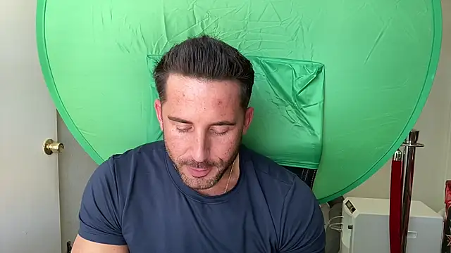 brettmycles28 online show from May 27, 2026, 9:23 pm