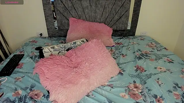 Laurasofia01 online show from April 9, 2026, 3:17 am