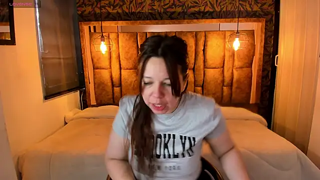 Isa Thompson   online show from October 18, 2025, 12:06 pm