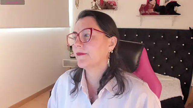 Snapshot of D_Martii chatting on October 6, 2025, 7:33 pm D Martii online show from October 6, 2025, 7:33 pm