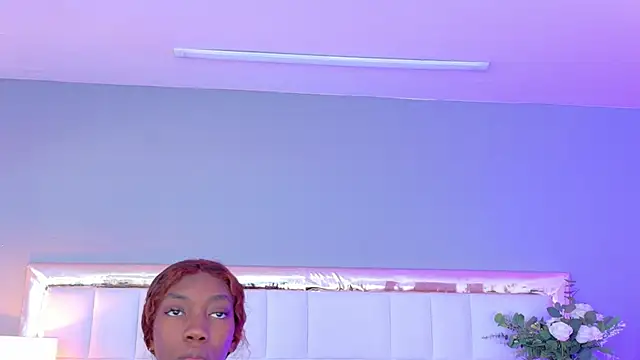 MadeleineHocker online show from October 18, 2025, 1:01 pm