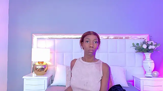 MadeleineHocker online show from November 12, 2025, 1:33 pm