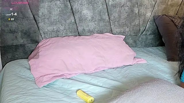 ValeriGallardo17 online show from November 5, 2025, 9:48 pm