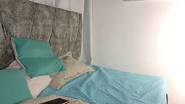 ValeriGallardo17 online show from November 21, 2025, 11:36 pm