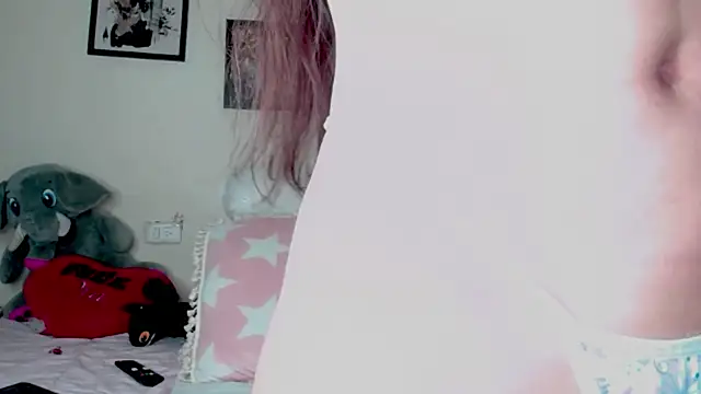 Snapshot of AmyRoux21 chatting on October 10, 2025, 12:20 am AmyRoux21 online show from October 10, 2025, 12:20 am