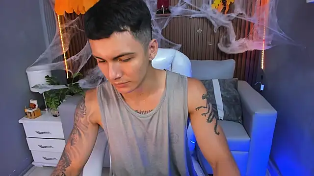 Snapshot of Leo_santoro chatting on October 22, 2025, 3:45 pm Leo santoro online show from October 22, 2025, 3:45 pm