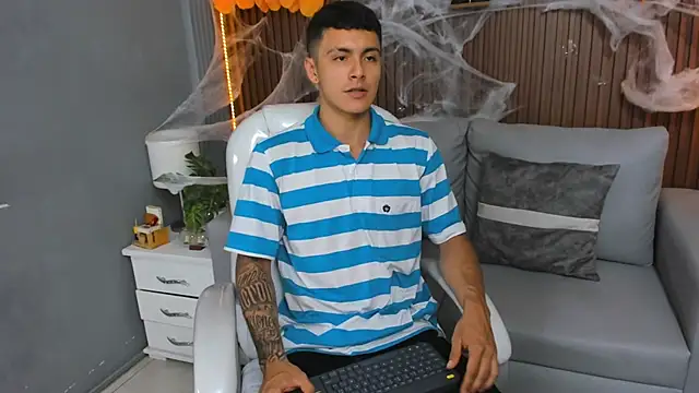 Snapshot of Leo_santoro chatting on October 23, 2025, 2:05 pm Leo santoro online show from October 23, 2025, 2:05 pm