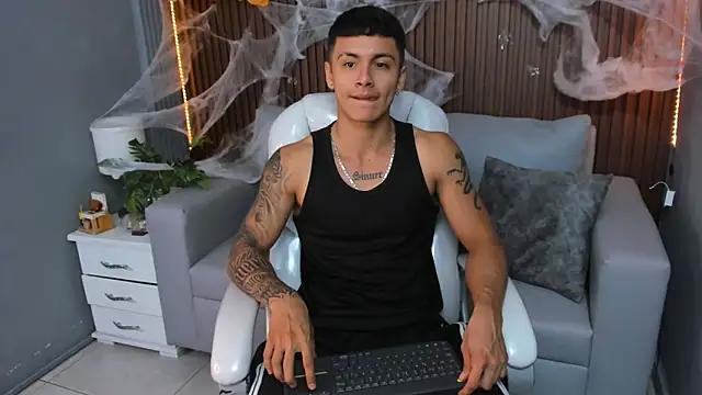 Snapshot of Leo_santoro chatting on October 24, 2025, 1:29 pm Leo santoro online show from October 24, 2025, 1:29 pm