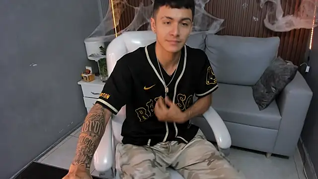 Snapshot of Leo_santoro chatting on October 25, 2025, 2:13 pm Leo santoro online show from October 25, 2025, 2:13 pm