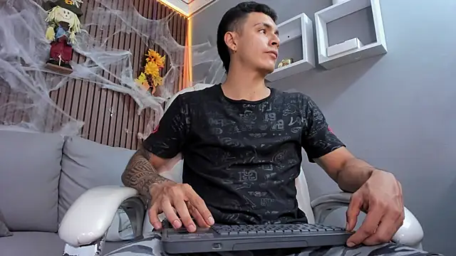 Snapshot of Leo_santoro chatting on October 28, 2025, 2:31 pm Leo santoro online show from October 28, 2025, 2:31 pm