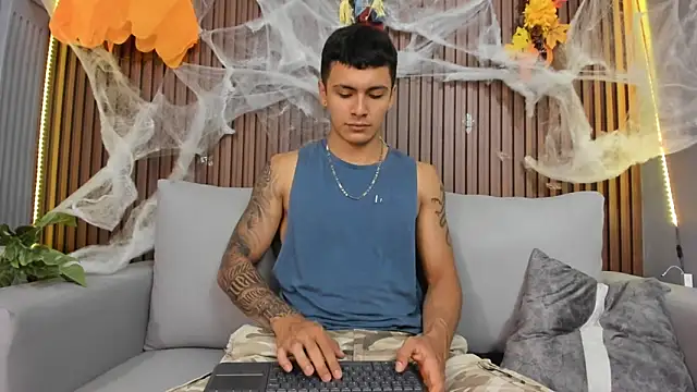 Snapshot of Leo_santoro chatting on October 31, 2025, 1:45 pm Leo santoro online show from October 31, 2025, 1:45 pm