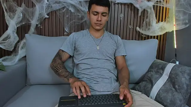 Snapshot of Leo_santoro chatting on November 1, 2025, 2:19 pm Leo santoro online show from November 1, 2025, 2:19 pm