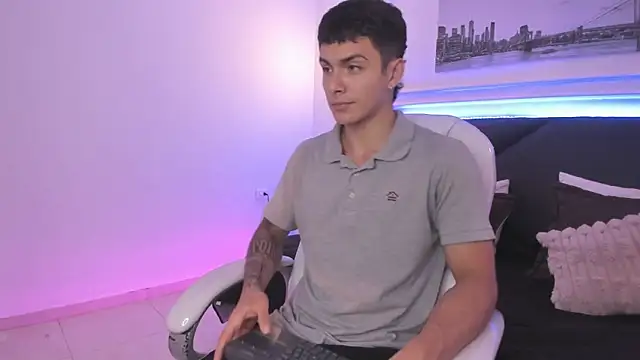 Snapshot of Leo_santoro chatting on November 4, 2025, 2:16 pm Leo santoro online show from November 4, 2025, 2:16 pm