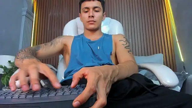 Snapshot of Leo_santoro chatting on November 5, 2025, 3:45 pm Leo santoro online show from November 5, 2025, 3:45 pm