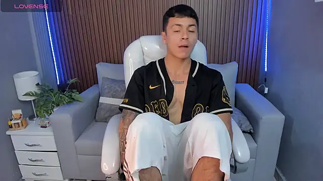 Snapshot of Leo_santoro chatting on November 6, 2025, 1:56 pm Leo santoro online show from November 6, 2025, 1:56 pm