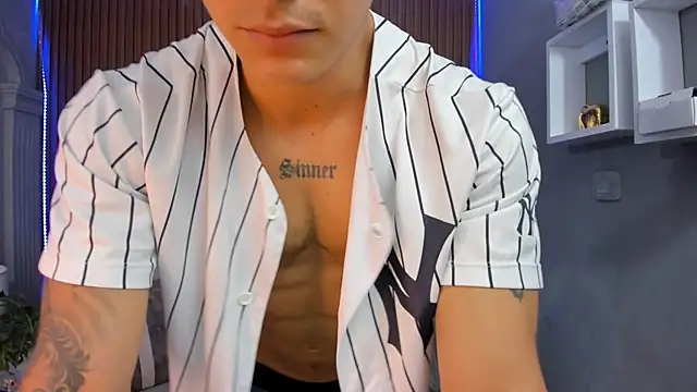 Snapshot of Leo_santoro chatting on November 7, 2025, 2:06 pm Leo santoro online show from November 7, 2025, 2:06 pm