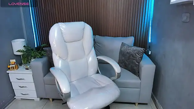 Snapshot of Leo_santoro chatting on November 10, 2025, 2:49 pm Leo santoro online show from November 10, 2025, 2:49 pm