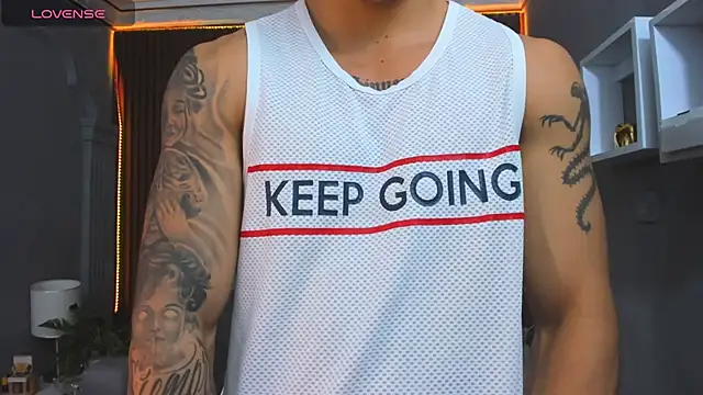 Snapshot of Leo_santoro chatting on November 11, 2025, 1:44 pm Leo santoro online show from November 11, 2025, 1:44 pm