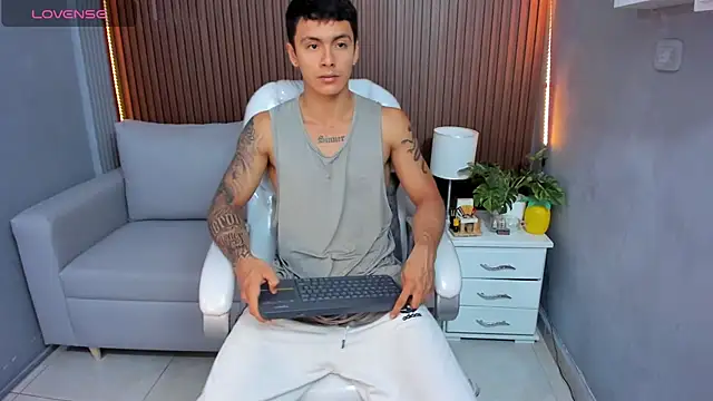 Snapshot of Leo_santoro chatting on November 14, 2025, 1:54 pm Leo santoro online show from November 14, 2025, 1:54 pm