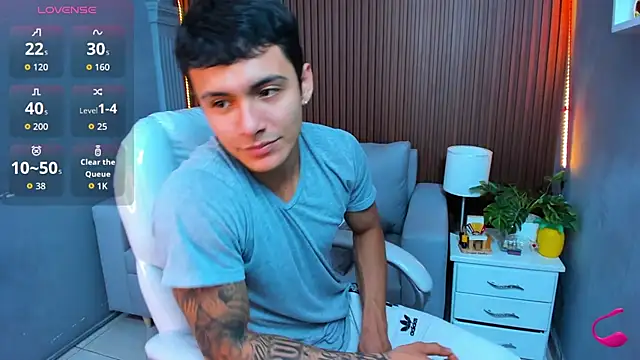 Snapshot of Leo_santoro chatting on November 18, 2025, 3:05 pm Leo santoro online show from November 18, 2025, 3:05 pm