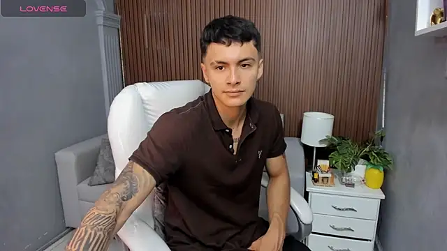 Snapshot of Leo_santoro chatting on November 20, 2025, 1:33 pm Leo santoro online show from November 20, 2025, 1:33 pm