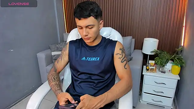 Snapshot of Leo_santoro chatting on November 22, 2025, 2:49 pm Leo santoro online show from November 22, 2025, 2:49 pm