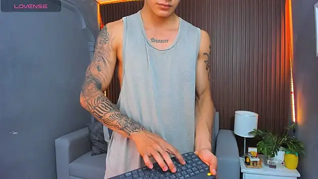 Snapshot of Leo_santoro chatting on November 25, 2025, 1:55 pm Leo santoro online show from November 25, 2025, 1:55 pm