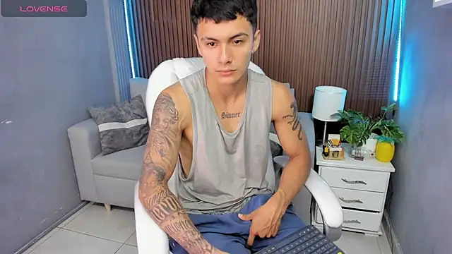 Snapshot of Leo_santoro chatting on November 27, 2025, 1:13 pm Leo santoro online show from November 27, 2025, 1:13 pm