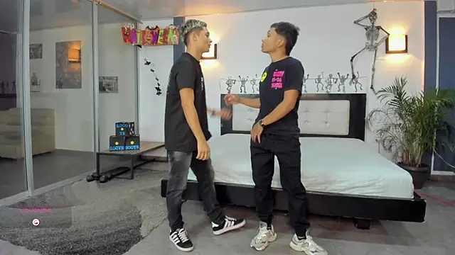 Bisexlifehot   online show from October 10, 2025, 10:53 pm