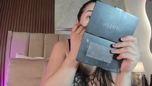  Cris Spicy  online show from April 18, 2026, 3:49 pm