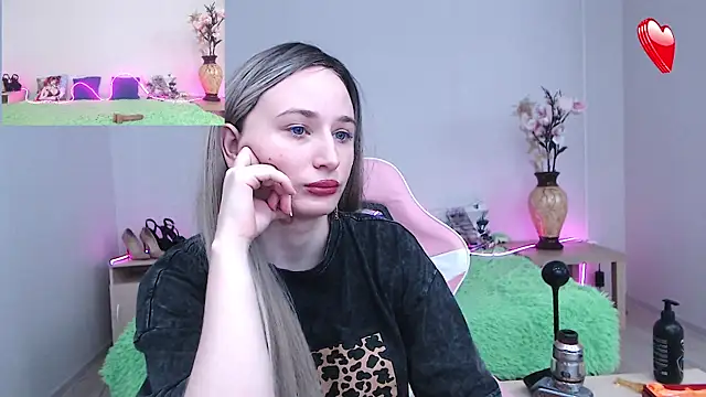 AliceMooreXO online show from September 25, 2025, 7:23 am